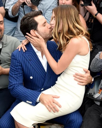 At the 2016 Hands of Stone photo call, Edgar Ramírez and Ana de Armas embraced sweetly