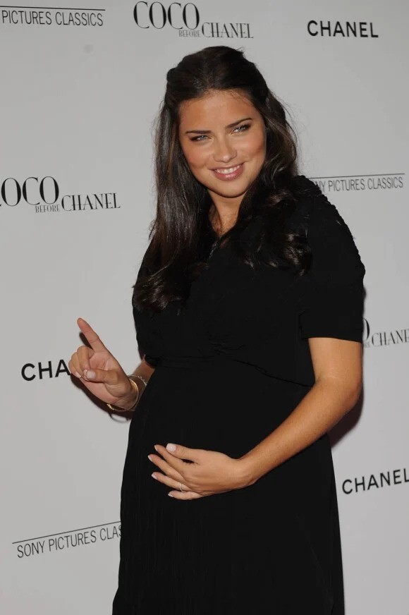 Adriana Lima flaunting her baby bump during her first pregnancy in 2009