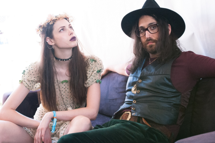 Sean Lennon does not have a wife but is in a relationship with long term girlfriend Charlotte Kemp Muhl. Sean Lennon does not have a wife but is in a relationship with long term girlfriend Charlotte Kemp Muhl.