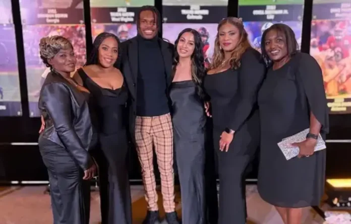 Leanna Lenne Parents are almost a secret but she has posted her mother on Instagram before. She belongs to mixed ethnicity. (1) Leanna Lenne Parents are almost a secret but she has posted her mother on Instagram before. She belongs to mixed ethnicity. (