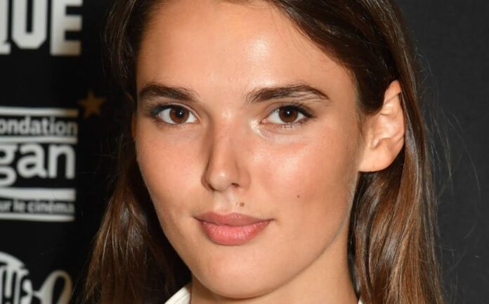 Valeria Nicov is an actress and a model who is now speculated to be pregnant on the basis of her hand position on the red carpet. Valeria Nicov is an actress and a model who is now speculated to be pregnant on the basis of her hand position on the red carpet.